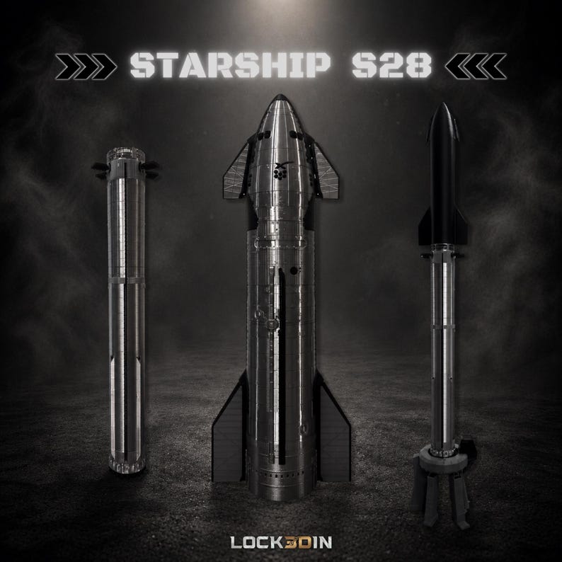 Pu&ograve; includere: Tre modelli di razzi metallici su uno sfondo scuro. Il modello centrale &egrave; uno Starship S28 con alette, affiancato da due stadi di razzo cilindrici. Il testo STARSHIP S28 appare in alto e LOCK3DIN in basso.