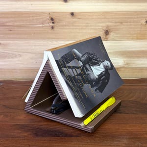 3D gedruckte Buchstütze mit Textmarker und Brillenhalter – Leseständer für Schreibtisch, Nachttisch oder Arbeitszimmer
