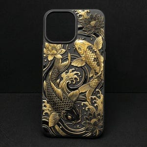 Peut inclure: Coque de t&eacute;l&eacute;phone noire avec un motif de carpes ko&iuml; dor&eacute;es. La coque pr&eacute;sente deux carpes ko&iuml; nageant parmi des fleurs de lotus et des vagues. Le motif est en relief.