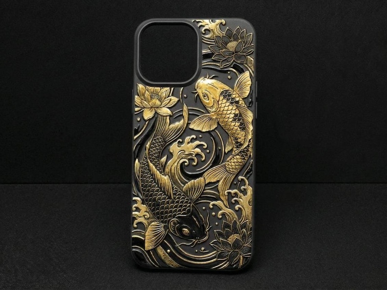 Peut inclure: Coque de t&eacute;l&eacute;phone noire avec un motif de carpes ko&iuml; dor&eacute;es. La coque pr&eacute;sente deux carpes ko&iuml; nageant parmi des fleurs de lotus et des vagues. Le motif est en relief.