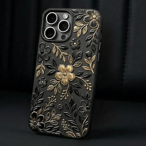 Puede incluir: Funda de tel&eacute;fono negra con dise&ntilde;o floral. La funda presenta flores y hojas en relieve en dorado y negro. La funda tiene un acabado brillante y est&aacute; dise&ntilde;ada para un tel&eacute;fono inteligente.