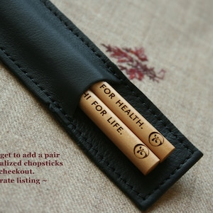 Estuche de cuero para palillos con opción de impresión personalizada: color negro o marrón. ***Palillos no incluidos***
