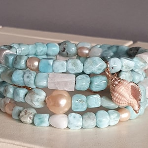 Larimar Memory Wire Armband mit Mondstein, Barockperlen und Muscheln | Verstellbares Ozean inspiriertes Wickelarmband