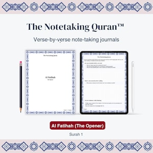 Op de afbeelding: Een afbeelding met een notitieboek en een tablet, beide met pagina's uit "The Notetaking Quran". Het notitieboek is open op een pagina met de titel "Al-Fatihah". Een potlood en een stylus zijn ook aanwezig. De tekst "Verse-by-verse note-taking journals" is zichtbaar.