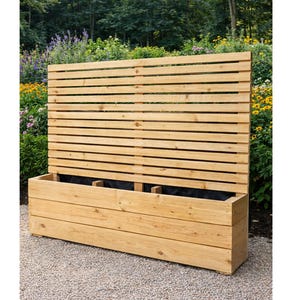 Peut inclure: Un grand bac à plantes en bois clair avec un écran d'intimité à lattes. Le bac est rectangulaire et possède une doublure noire à l'intérieur. L'écran est fait de lattes de bois horizontales. La structure est à l'extérieur, entourée de verdure et de fleurs.