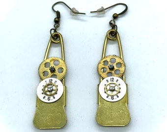 Bijoux Steampunk, boucles d'oreilles, pièces de montre - épingles à linge militaires vintage, cadeau d'art