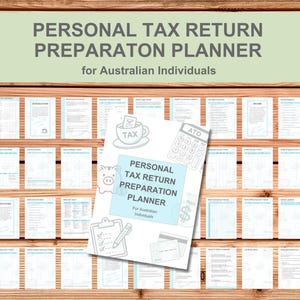 Puede incluir: Un fondo de madera muestra un "Planificador de preparación de declaración de impuestos personales" para individuos australianos. El planificador incluye varios formularios y una tarjeta de título con el texto "Personal Tax Return Preparation Planner".