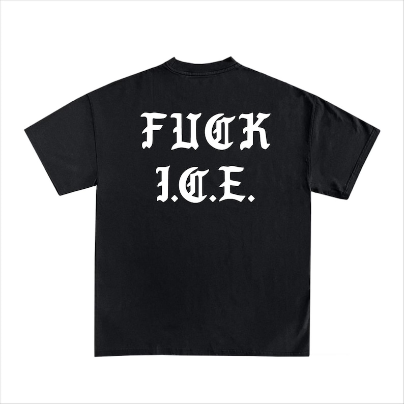 Puede incluir: Camiseta negra con el texto blanco "FUCK I.C.E." en letras g&oacute;ticas. La camiseta tiene cuello redondo y mangas cortas. La tela parece ser una mezcla de algod&oacute;n suave.