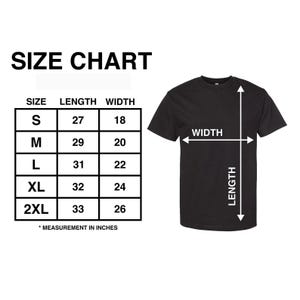 Puede incluir: Una camiseta negra con una tabla de tallas. La tabla de tallas muestra las medidas de largo y ancho en pulgadas para las tallas S, M, L, XL y 2XL. La camiseta se muestra con flechas que indican largo y ancho.