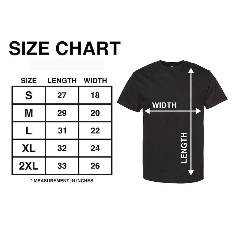 Puede incluir: Una camiseta negra con una tabla de tallas. La tabla de tallas muestra las medidas de largo y ancho en pulgadas para las tallas S, M, L, XL y 2XL. La camiseta se muestra con flechas que indican largo y ancho.