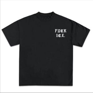 Puede incluir: Camiseta negra de manga corta con la inscripci&oacute;n "FUCK I.C.E." impresa en letras g&oacute;ticas blancas en la parte superior del pecho. La camiseta tiene cuello redondo y un corte holgado.