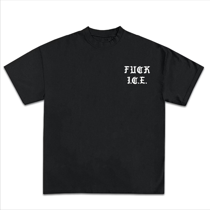 Puede incluir: Camiseta negra de manga corta con la inscripci&oacute;n "FUCK I.C.E." impresa en letras g&oacute;ticas blancas en la parte superior del pecho. La camiseta tiene cuello redondo y un corte holgado.
