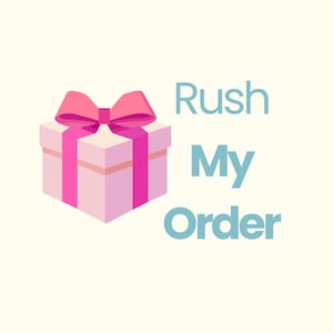 Puede incluir: Una caja de regalo rosa claro con un lazo y una cinta rosa brillante. El texto "Rush My Order" es de color azul claro, sobre un fondo crema. La imagen es una ilustración digital.