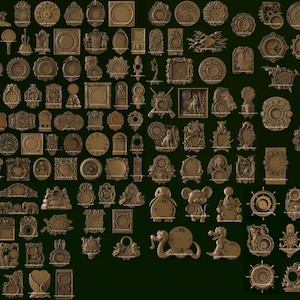 Könnte beinhalten: Eine Sammlung verschiedener bronzefarbener Dekorationselemente, darunter Rahmen, Uhren und Tierfiguren, angeordnet auf einem dunkelgrünen Hintergrund. Die Elemente variieren in Größe und Form mit aufwendigen Details und Designs.