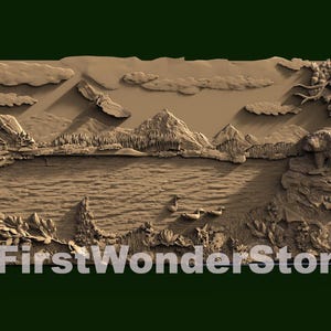 Puede incluir: Una talla en relieve 3D de una escena de bosque con un lago, montañas y un oso. La talla está hecha de madera y tiene un color marrón natural.