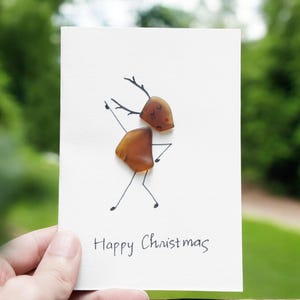 Carte de Noël renne faite main - Carte de voeux artistique en verre de mer pour Noël, carte de vœux unique, cadeau respectueux de l'environnement