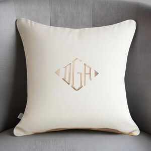 Taie d&#39;oreiller brodée personnalisée - Oreiller personnalisé, prénom personnalisé, oreiller initial, cadeau abordable pour maman, décoration printanière, décoration minimaliste