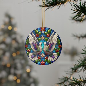 Edición limitada 2026. Adorno navideño de dos tórtolas. Inspirado en vidrieras. Recuerdo navideño. Doble cara. Adorno de cerámica.