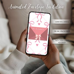 Könnte beinhalten: Ein Smartphone-Bildschirm zeigt eine animierte Umschlag-Einladung mit einem Muster aus rosa Schleifen und Herzen. Der Text auf dem Bildschirm lautet: Animated Envelope Invitation, Edit in Canva, Music Included, No Canva Pro Needed, You Are Invited to.