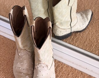 Op maat gemaakte Mexicaanse cowboylaarzen voor dames van struisvogelleer.