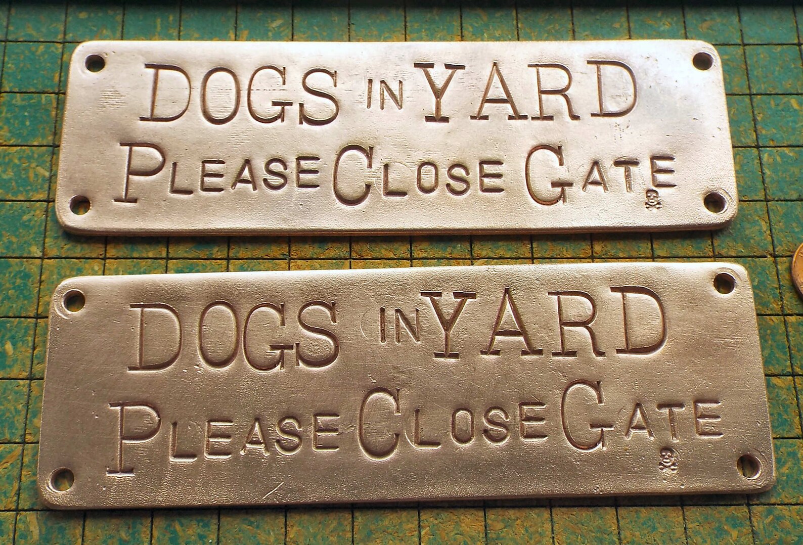 Schild „Dogs In Yard Please Close Gate“ – Reflektierendes Aluschild, 4 Stück