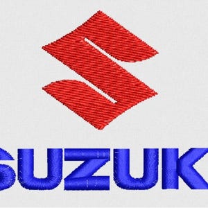 Op de afbeelding: Geborduurd Suzuki-logo in rood en blauw. Het rode logo is een gestileerde 'S'-vorm boven het blauwe woord 'SUZUKI'. Het ontwerp staat op een witte achtergrond.