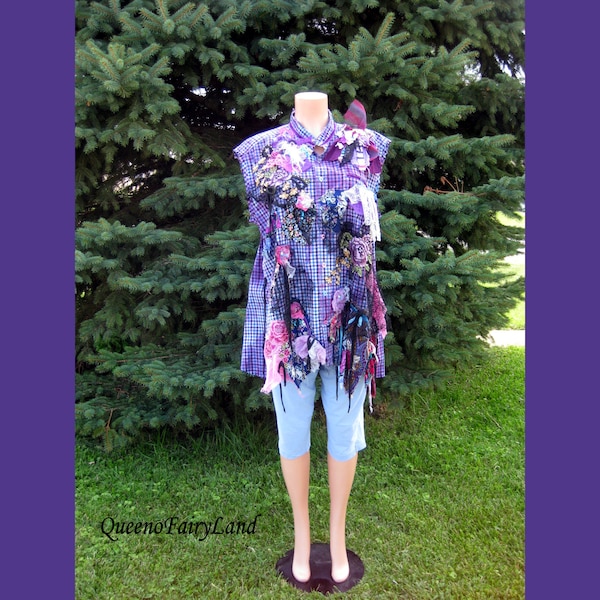 Art to Wear Tattered Purple plaid, top tunica tinto cravatta fino a 48" Busto, 2X, Junk Gypsy Style, Eco Friendly, Altered Couture Tunic, Boho, Q2418