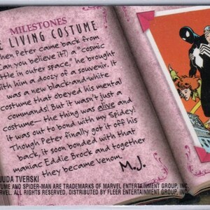 K&ouml;nnte beinhalten: Sammelkarte mit einer Comic-Illustration von Spider-Man in einem schwarz-wei&szlig;en Kost&uuml;m. Der Text der Karte beschreibt den Ursprung des Living Costume, mit den &Uuml;berschriften "MILESTONES" und "THE LIVING COSTUME" oben.