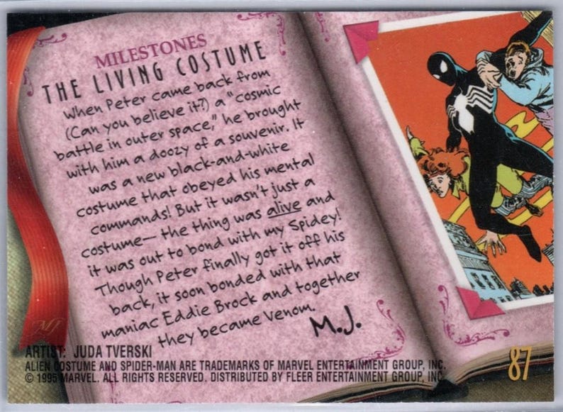 K&ouml;nnte beinhalten: Sammelkarte mit einer Comic-Illustration von Spider-Man in einem schwarz-wei&szlig;en Kost&uuml;m. Der Text der Karte beschreibt den Ursprung des Living Costume, mit den &Uuml;berschriften "MILESTONES" und "THE LIVING COSTUME" oben.