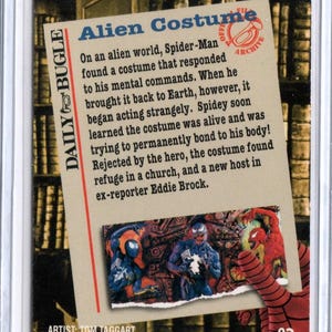 Może przedstawiać: Karta kolekcjonerska z tekstem "Alien Costume" i "Daily Bugle". Karta zawiera ilustrację Spider-Mana i Venoma. Tekst opisuje pochodzenie obcego kostiumu. Karta jest oznaczona numerem 82.