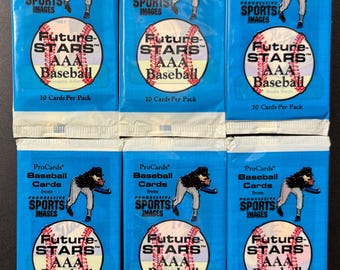 Può includere: Sei pacchetti di figurine di baseball "Future Stars AAA". Ogni pacchetto è blu con testo e grafica bianchi e rossi, tra cui una palla da baseball e un giocatore di baseball. I pacchetti sono sigillati e contengono 10 figurine ciascuno.
