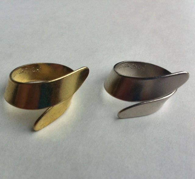 1960's Cracker Jack Ring in TWIST Design Similar to Breakfast Movie ...