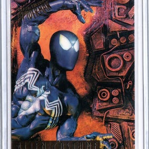 Może przedstawiać: Karta kolekcjonerska z komiksową ilustracją superbohatera w czarnym kostiumie kosmity. Postać ma białe kształty oczu i białe wzory przypominające pajęczynę na klatce piersiowej i ramionach. Karta zawiera tekst "Alien Costume" i "Legacy".