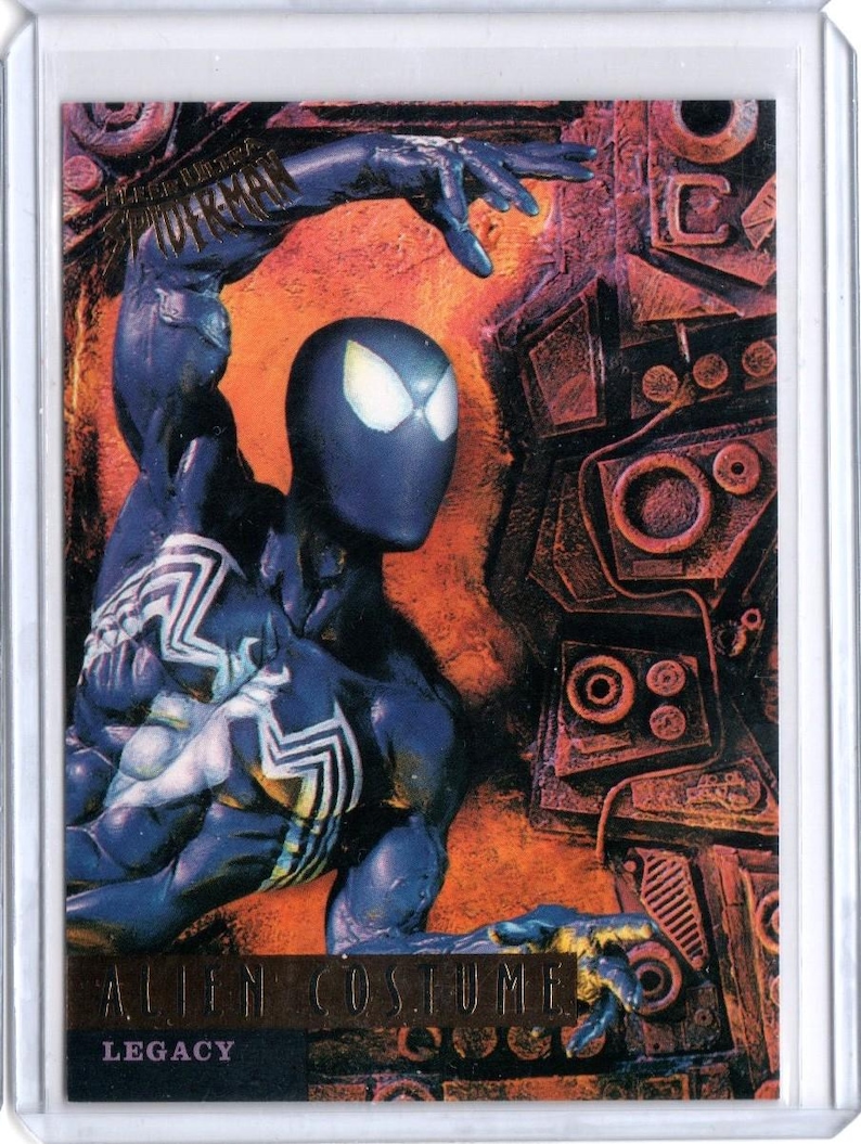 Może przedstawiać: Karta kolekcjonerska z komiksową ilustracją superbohatera w czarnym kostiumie kosmity. Postać ma białe kształty oczu i białe wzory przypominające pajęczynę na klatce piersiowej i ramionach. Karta zawiera tekst "Alien Costume" i "Legacy".