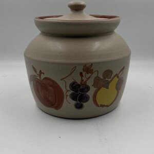 Può includere: Un set di tre tazze in ceramica con finitura opaca e macchiettata. Le tazze sono nei toni crema, grigio chiaro e grigio scuro. Ogni tazza ha un design semplice e minimalista, ideale per caffè o tè.