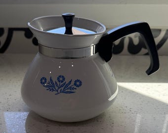 Cafetera Corning Ware de 6 tazas con tapa, color azul aciano, estilo vintage de cocina