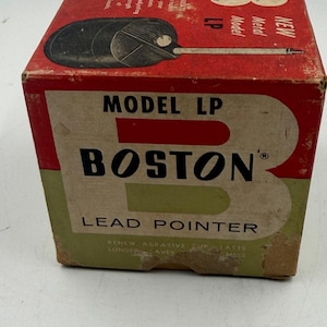 Puede incluir: Un letrero de madera hecho a mano con el texto "Welcome" en una fuente juguetona. El letrero presenta un fondo blanco desgastado y un marco marrón oscuro, perfecto para una puerta principal. El letrero mide aproximadamente 30 cm de ancho.