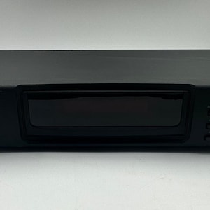 Puede incluir: Un sintonizador estéreo FM/AM Kenwood negro, modelo KT-4030, con un diseño rectangular. El panel frontal presenta una pantalla, botones y un botón de encendido. La unidad está diseñada para equipos de audio.
