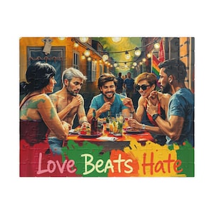 Puede incluir: Un grupo de amigos disfruta de una comida juntos al aire libre. Están sentados a una mesa con comida y bebida. La mesa está decorada con un mantel colorido y las palabras "Love Beats Hate" están impresas en la mesa.