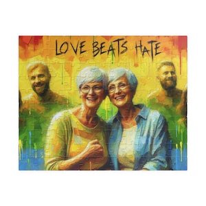 Puede incluir: Un rompecabezas colorido con un retrato de dos mujeres mayores sonriendo y un hombre en el fondo. El rompecabezas tiene un fondo amarillo, azul y verde con salpicaduras de pintura de colores. El texto "LOVE BEATS HATE" está escrito en negro en la parte superior del rompecabezas.
