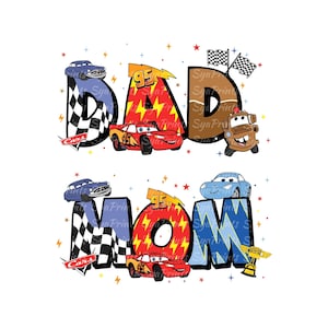 Puede incluir: Un diseño gráfico colorido con las palabras "DAD" y "MOM" e ilustraciones de coches. El diseño "DAD" incluye una bandera a cuadros, un coche rojo y un camión marrón. El diseño "MOM" tiene un coche azul y un trofeo.