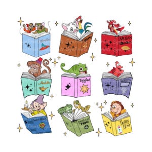 Puede incluir: Nueve ilustraciones coloridas de personajes de Disney sobre libros abiertos. Los personajes incluyen los ratones de Cenicienta, Mulan, el mono de Aladdin, el camaleón de Rapunzel, Ariel, el enano de Blancanieves, la rana de la princesa Tiana y Bella.