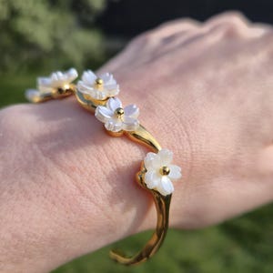 Gold Flower Bracelet, Mother of Pearl Cuff Bracelet, 18K Gold Plated Stainless Steel Armreif, Floral Bangle for Women, Gift for Her