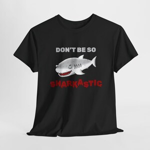 Camiseta de tubarão, trocadilho engraçado de tubarão, presente para amantes de tubarões, camiseta Don't Be So Sharkastic, camiseta com estampa de animais do oceano
