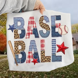 Puede incluir: Diseño de béisbol blanco sobre tela blanca. La palabra "BASEBALL" está escrita en un estilo patchwork con mezclilla, cuadros y estampado de leopardo. Incluye una pelota de béisbol, estrellas y un bate.