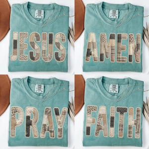 Op de afbeelding: Vier teal Comfort Colors t-shirts met patchwork letters die "JESUS", "AMEN", "PRAY" en "FAITH" spellen. Elk shirt heeft een ronde hals en een klein label aan de bovenkant. De letters zijn gemaakt van verschillende stoffen in neutrale tinten.