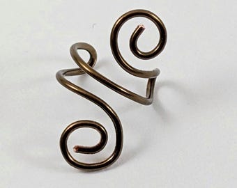 Pendiente de oreja de doble espiral con acabado en bronce vintage hecho a mano, sin perforaciones