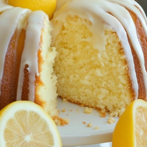 Ricetta autentica del plumcake al limone italiano / Torta al limone umida e piccante con glassa / Dolce fatto in casa perfetto o dolcetto per l&#39;ora del tè / La migliore ricetta