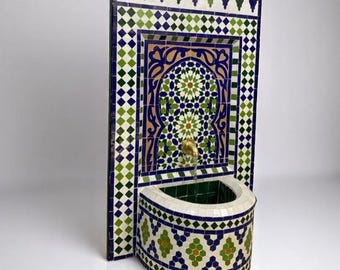 Marokkaanse, aanpasbare, rustieke mozaïekwandfontein: groenblauwe, mid-century waterpartij voor binnen en buiten in uw tuin of op uw terras.