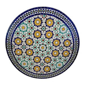 Peut inclure: Un plateau de table circulaire présentant un motif géométrique complexe en mosaïque composé de petites tuiles dans des tons bleu profond, jaune vif, sarcelle, blanc et rouge foncé. Le design se compose de motifs en étoile répétitifs.